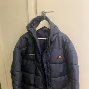 Jacka - Ellesse blå dunjacka. Superfin och mysig perfekt nu i vinter. Säljs pga inte min stil längre. Inga skador
