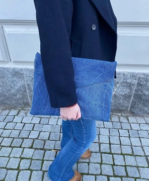 Datorfodral  - Trendiga och hållbara datorfodral gjorda av återvunna jeans! Vadering finns i vardera datorfodral för att ge din dator en längre livslängd. Fodralen är lämpliga till 14 tums datorer, men även mindre.  Vi kan posta spårbart för 57kr eller mötas upp❤️‍🔥