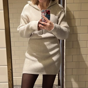 Populär stickad klänning strl s 🤍 - Så så fin stickad klänning som inte kommer till användning längre. Därav säljer jag den. Fått så många frågor om denna, den säljs inte längre! Skicket är använt men i fint skick. Frakt tillkommer på 66kr ❤️‍🔥