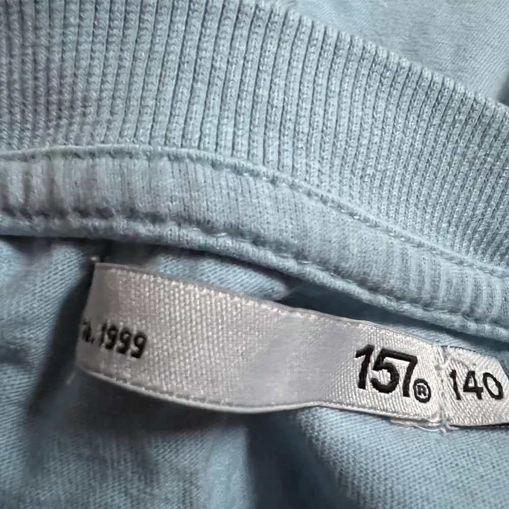 Hej jag säljer en blå tröja. Storlek 140 Är köpt på lager 157.. T-shirts.