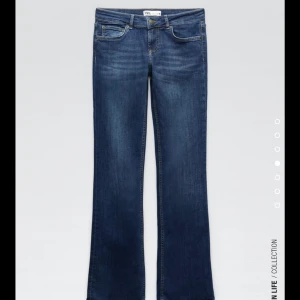 Zara lågmidjade jeans - slutsålda low rise booutcut jeans från zara, de har prislappar kvar och är helt nya. Hann ej returnera dem. sista bilden är min och de set ljusare ut än va dom är på den. Nypris är 399kr och jag säljer för 299kr
