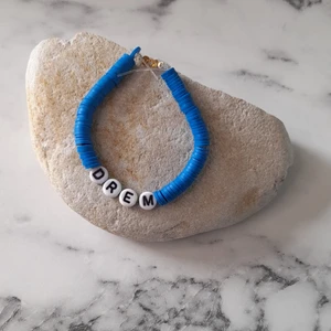 Armband där det står drem  - Dett armbandet är gjort av clay pearls och denna kostar 10 kr + frakten och den kostar 12 kr och DU står för frakten!❤