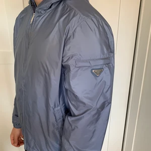 Prada windbreaker  - Jättefin Prada jacka. Perfekt till våren/sommaren då den är lite tunnare. Storlek XXXL men passar mig som vanligtvis bär XL. Jättefin passform 