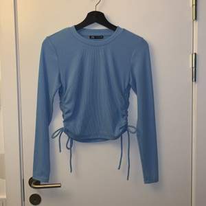 Fin blå tröja från zara med dragsko i storlek M. 