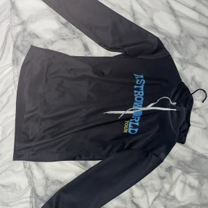 Travis Scott hoodie strl S - Travis Scott hoodie, aldrig använd. Astroworld tema!