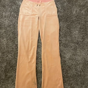 Juicy couture byxor - Säljer dessa juicy byxor i ljus ljus rosa. Dom är köpta på Jackie i butik💕 Dom är så sköna och använda ett fåtal gånger. Så bra skick inga defekter. Har även tröja till som man kan köpa som finns i en annan annons. Kontakta för fler bilder eller frågor💕💕💕