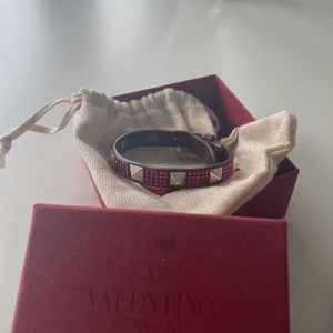 Valentimo Armband Limited edition - Skitballt rött valentino armband med rhinestones imellan. Köpte det för 4000 men säljer för 1800 pga lite skavt på baksidan men inget som syns alls om man inte kollar på det. Har dustbag, låda och allt som kommer vid köpet (äkthetslapparna också). Hittar dock inte kvittot💘🌺