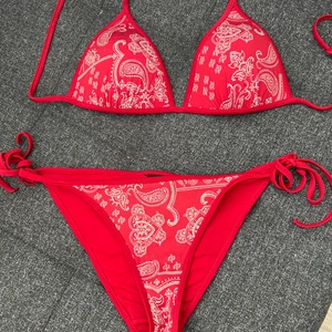 Bikini - Storlek S/M . Köpt på H&M, har klippt av lapparna. Säljer då den inte passar längre, den är i fint skick.