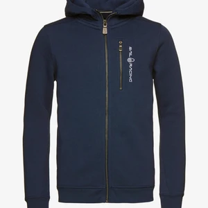 Sail racing kofta  - En blå sail racing kofta som jag har haft i några år men använder inte pågrund av att den är stor på mig. Den är i storlek M i herr storlek. 