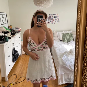 Sommarklänning med broderi - Så fin klänning som bara har använts en gång på en skolavslutning 😋😋 är från ett märke som heter glamouros tror jag gammal från Nelly 2015  så finns inte kvar. Storlek S. Så snygga detaljer men behövs strykas haha💞