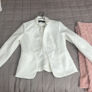 Vit Blazer - Vit blazer använd en gång. Storlek xs