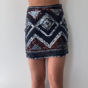 Paljettkjol H&M 36/S - Paljettkjol svart/silber/brun/brons. Storlek 36 eller S.