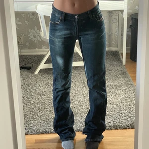 Långa bootcut diesel jeans🧚🏼‍♀️ - Världens snyggaste bootcut jeans för er lite längre tjejer💕 dom har en lowwaist/midwaist midja å sitter såå snyggt. W28, bara å skriva om ni vill ha några andra mått🥰 budgivning om många e intresserade!:) köparen betalar frakt