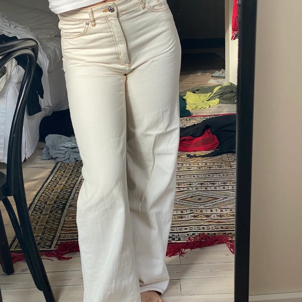 Vita/beiga jeans från monki! Super fin modell men tyvärr för små för mig nu🫶. Jeans & Byxor.