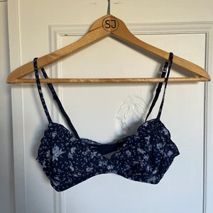 Bh i blommönster - Supersöt bh från &other stories i blommönster💙aldrig använd!