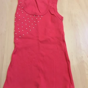 Ribbat linne i cirka storlek XS/S - Oanvänt ribbat linne. Hittar ingen riktig storlekslapp men uppskattar att det är cirka storlek XS/S. 