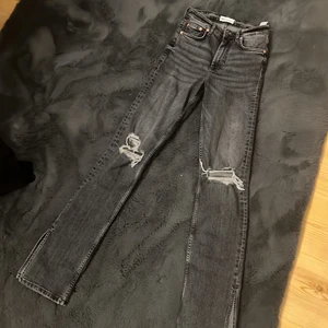 Zara - Jätte fina jeans från Zara! Har andvänt dom 2 ggr jag har den i storlek 36 och jag har 32 och dom passar bra i midjan och låren men bara lite långa för mig men tycker dom är så fina💘