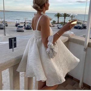 Lojsan x NA-KD - Säljer denna magiska helt slutsålda klänning från lojsan wallins kollektion för NAKD. (OANVÄND, prislapp kvar).❤️‍🔥 frakt tillkommer 66kr