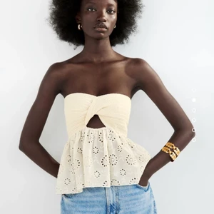 Topp zara  - Säljer denna helt utsålda toppen från zara för jag inte riktigt gillade hur den satt på mig. Lapparna är kvar och aldrig använd förutom testad, däremot har ena snöret för att hänga på en galge gått. Toppen är i storlek XS men passar även en S☺️ Nypris: 259. Frakten är spårbar och kostar 66kr (kan även skicka utan spårbarfrakt för 45kr), kan mötas upp på Odenplan om det passar❤️ buda eller köp direkt för 350kr