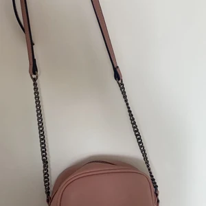 Söt rosa väska - Säljer min väska som jag har köpt på Zalando. Köpte den för 179 kr, säljer den för 80 kr. Super fin aldrig använt 
