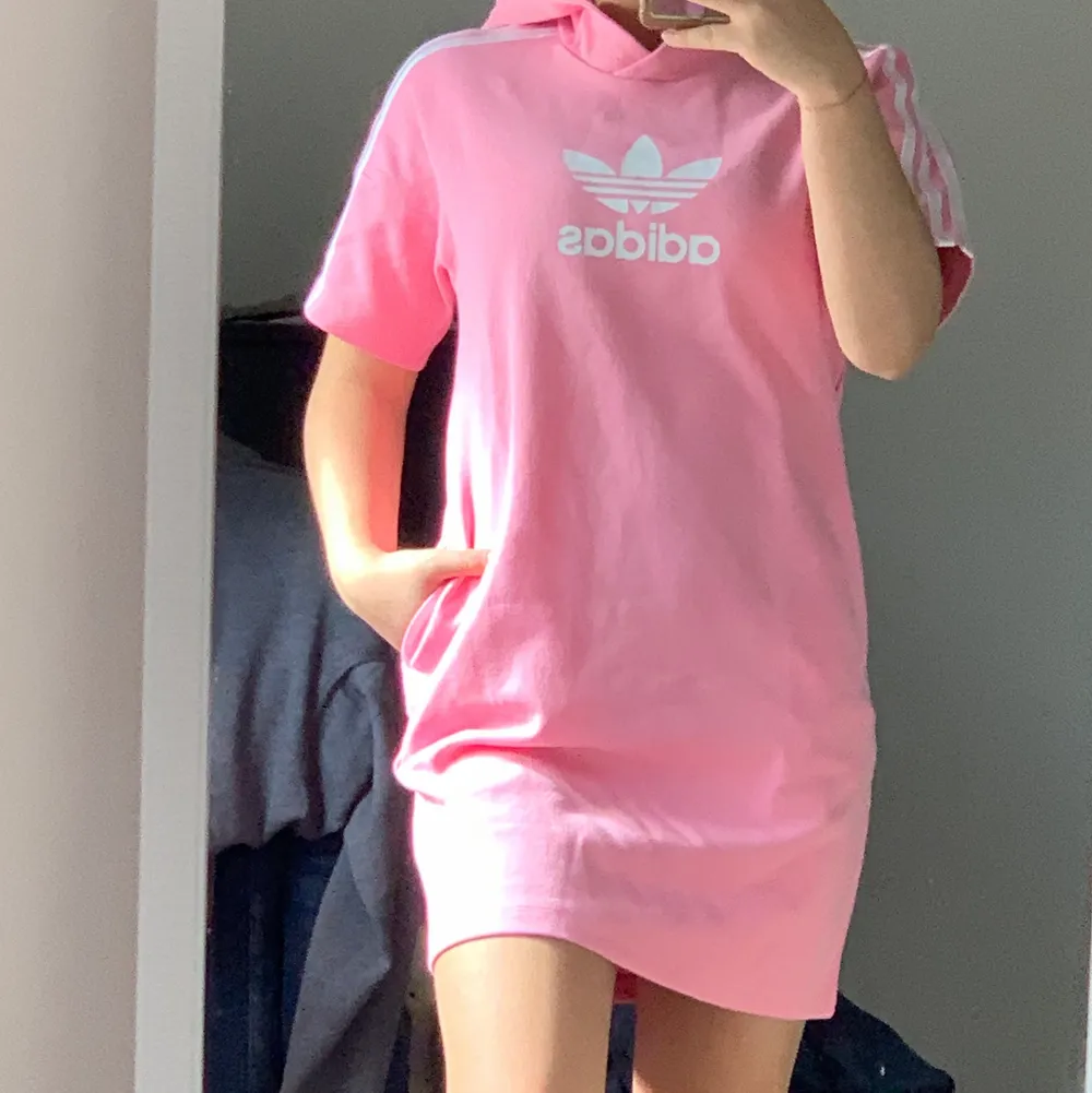 En Adidas klänning med en luva i en rosa färg . Klänningar.