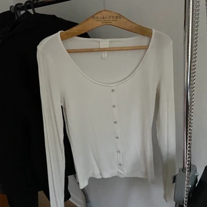 Vit tröja - fin vit långärmad topp från hm, använd endast en gång!❤️‍🔥