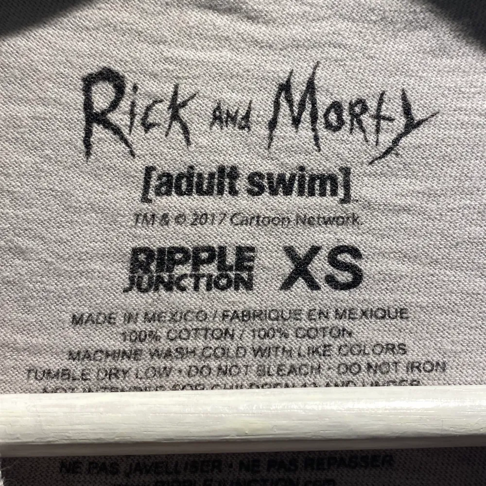 T-shirt med Rick och Morty på, använd endast ett fåtal gånger, passar storlek xs-s. T-shirts.