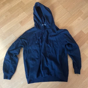 Svart hoodie  - Mysig och skön hoodie som bara är använd fåtal gånger från lager 157. Storlek S och säljs för 40kr😄