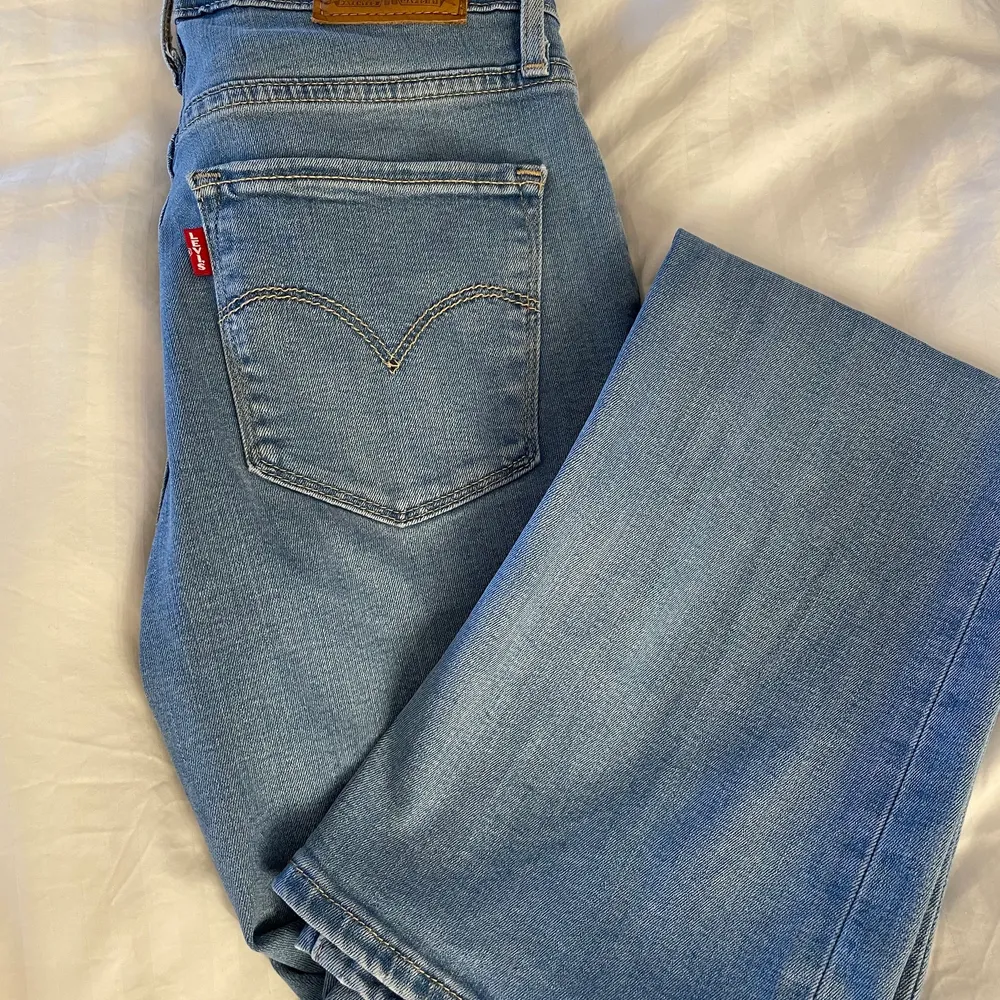 Jättefina Jeans från Levis. Köpta på Zalando för 800 kr och säljer dessa för 110 kr. Dem är i storlek 25, passar nog den flesta i längden. Använda en gång. ❤️. Jeans & Byxor.