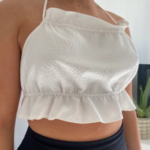 Gina Tricot topp - Somrig topp med öppen rygg, köpt från Gina Tricot för 350kr. Använt endast 1 gång, säljer för att det inte kommer till använding💕