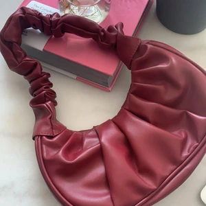 Väska - Handväska köpt på Plick för 200kr, använd en gång så inget slitage. Pris kan diskuteras🥰