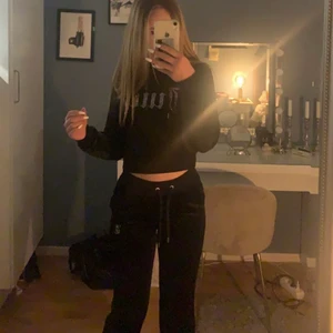 Svart äkta juicy sett storlek S  - Använt kanske 3 gånger men kommer aldrig till andvändning. Bra skick. Sitter perfekt för en med storlek S. Både tröja och byxor. Pris kan diskuteras 