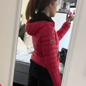 Colmar jacka - Som ny colmar jacka. Endast använd ett par gånger. 💓 Buda från 500 kr. Nypris 3000kr. Storlek 36. BUD 650kr!