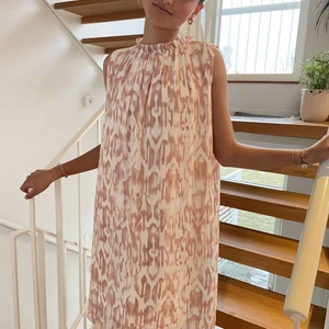 Vit och rosa klänning  - Fin rosa och vit klänning. Den är ärmlös och ganska flowy i passformen.