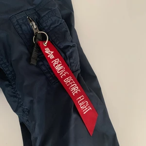 Blå snygg Alpha Industries jacka S - Säljer min snygga blå bomberjacka. Väldigt fint skick i storlek small. 