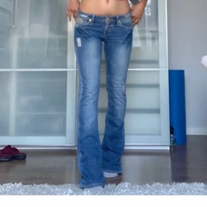 JC lågmidjade bootcut jeans  - Säljer dessa lågmidjade bootcut jeans från JC som jag köpte här på plick för ca ett halvår sen men har varit sparsamt använda då dem ej var min stil❤️ dem har diamanter på bakfickorna och framfickorna och bakfickorna har knappstängning.   Inga hål eller liknande vad jag har kunnat hitta.                                Innerbensmåttet är 84 cm ytterbensmått: 104 cm. Midja/höft 80 cm. . Skriv om ni har några frågor eller liknande!  Dem första två bilderna är från hon jag köpte av den sista är min😊