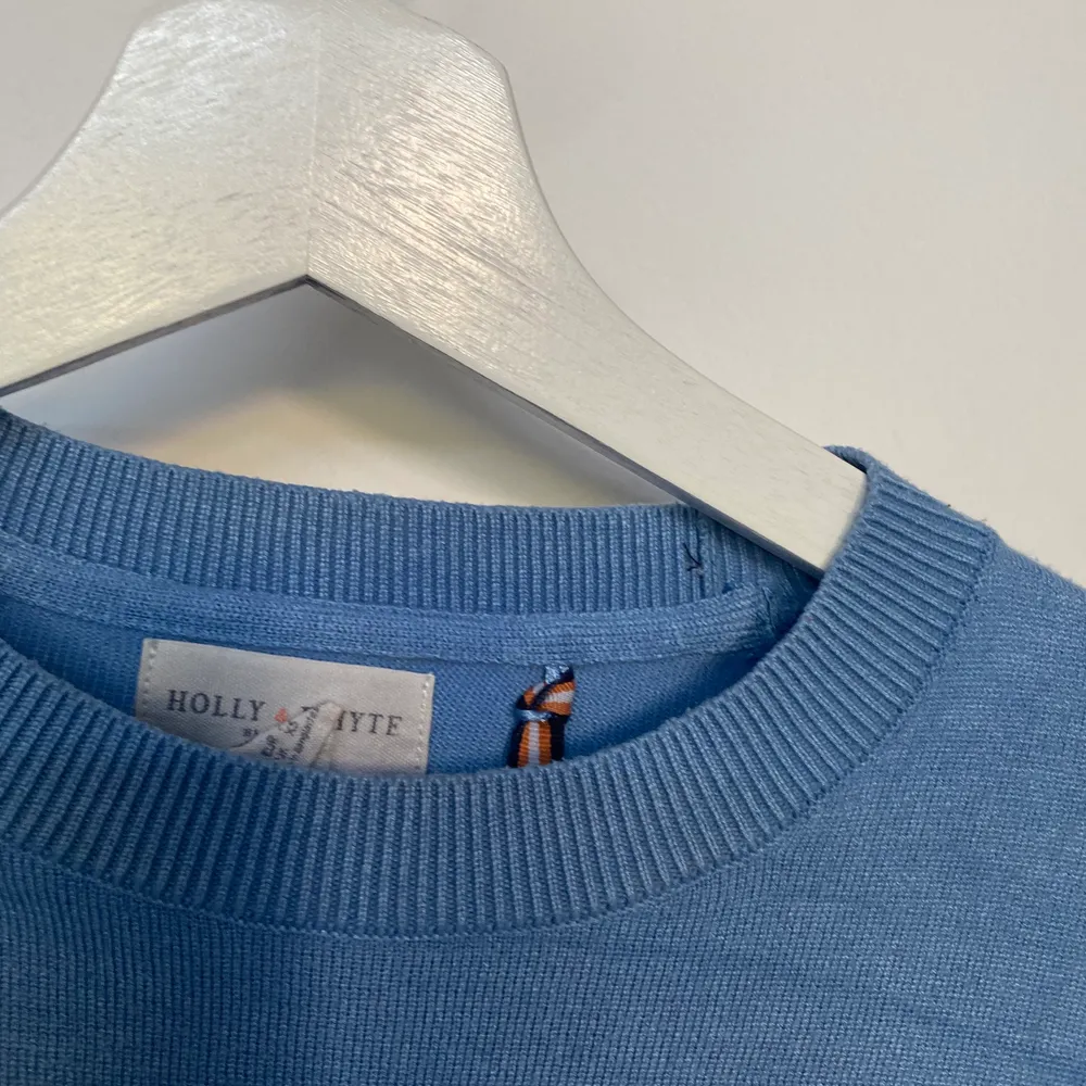 Säljer en superfin ljus blå tröja med knappar på ärmarna från zara. Är använd några gånger och har därför fått lite mörka sträck på magen men ser inte lika värst ut som på bild. Köpare står för frakt💗. Hoodies.