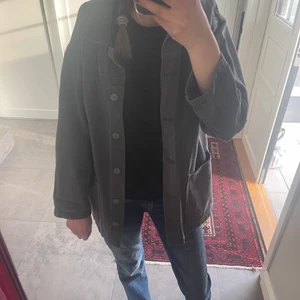 Vårjacka - Grå vårjacka från Pull & Bear. Den är i lite mjukare och tunnare jeans material. Nypris runt 500. Mitt pris 200 + frakt. Mycket bra skick!