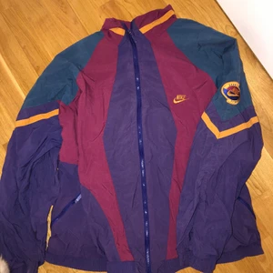 Retro Nike jacka från London  - Köpt i London för 1000kr. Har själv aldrig använt den. Stl L/XL men är snygg som oversize om man är mindre. 