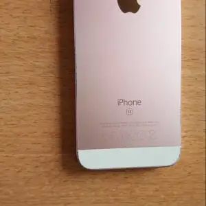 Säljer en iPhone SE rosé gold med 16 gb. Finns inget fel på mobilen förutom några enstaka repor som syns på bilderna. Lådan och tre skal medföljer. Endast SERIÖSA köpare tack! 