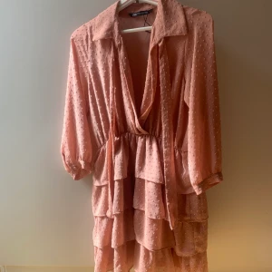 zara klänning - säljer denna superfina knappt använde klänning från zara som jag hade på min skolavslutning. skriv till mig privat för fler bilder 