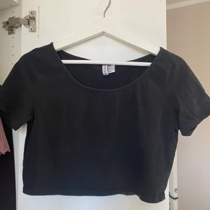 Magtröja svart.  - Svart magtröja med korta ärmar. Lite smutsig på armen men går nog bort när man tvättar tröjan. Storlek Large. Fint skick, nästan aldrig använd