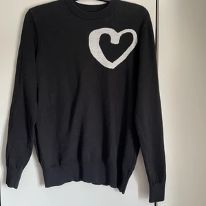 SUPERFIN TRÖJA MED TRYCK - storlek m - Säljer en tröja från märket ”Devils advocate” som är i toppenskick. Endast använd en gång. Nypris är 1200 kr.