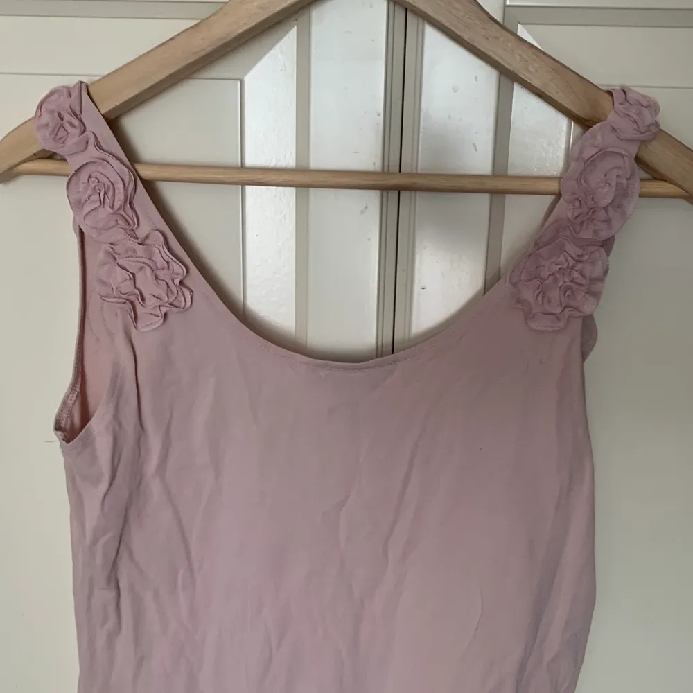 Jättesöt klänning från H&M med detaljer i urringningen 🌸 mycket bra skick, fin rosa färg 🌸. Klänningar.