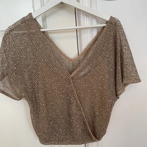 Topp från mango  - Kort topp köpt från mango. Använd en gång. 