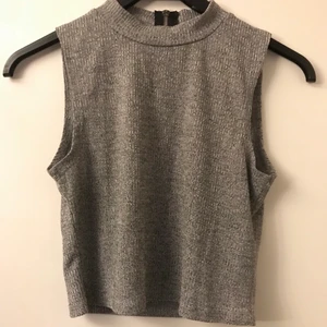 Grått linne med dragkedja  - Har tyvärr ingen aning om var detta linne är köpt från…  Det är dock i väldigt fint skick. Kan skicka fler bilder, det är bara att höra av dig!! 