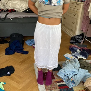 lång silky lace kjol - har spets och slits på sidan. det är också stretchigt