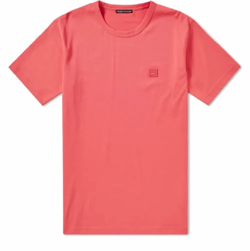 Säljer min rosa acne t shirt 💕💕💕 nypris är ca 1000kr. kontakta för fler bilder. T-shirts.