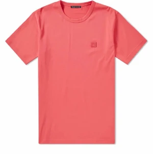 Acne t-shirt - Säljer min rosa acne t shirt 💕💕💕 nypris är ca 1000kr. kontakta för fler bilder