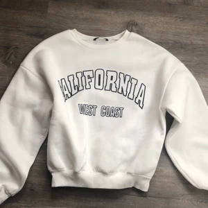 Tröja storlek L - Den är ganska liten i storlek, skulle säga att den passar från en stor xs till M